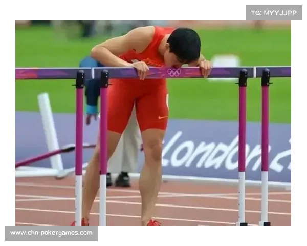 全国U系列田径联赛跨栏选手因伤退赛 志愿者背负选手就医获得广泛赞誉 全国U系列田径联赛跨栏选手因伤退赛 志愿者背负选手就医获得广泛赞誉